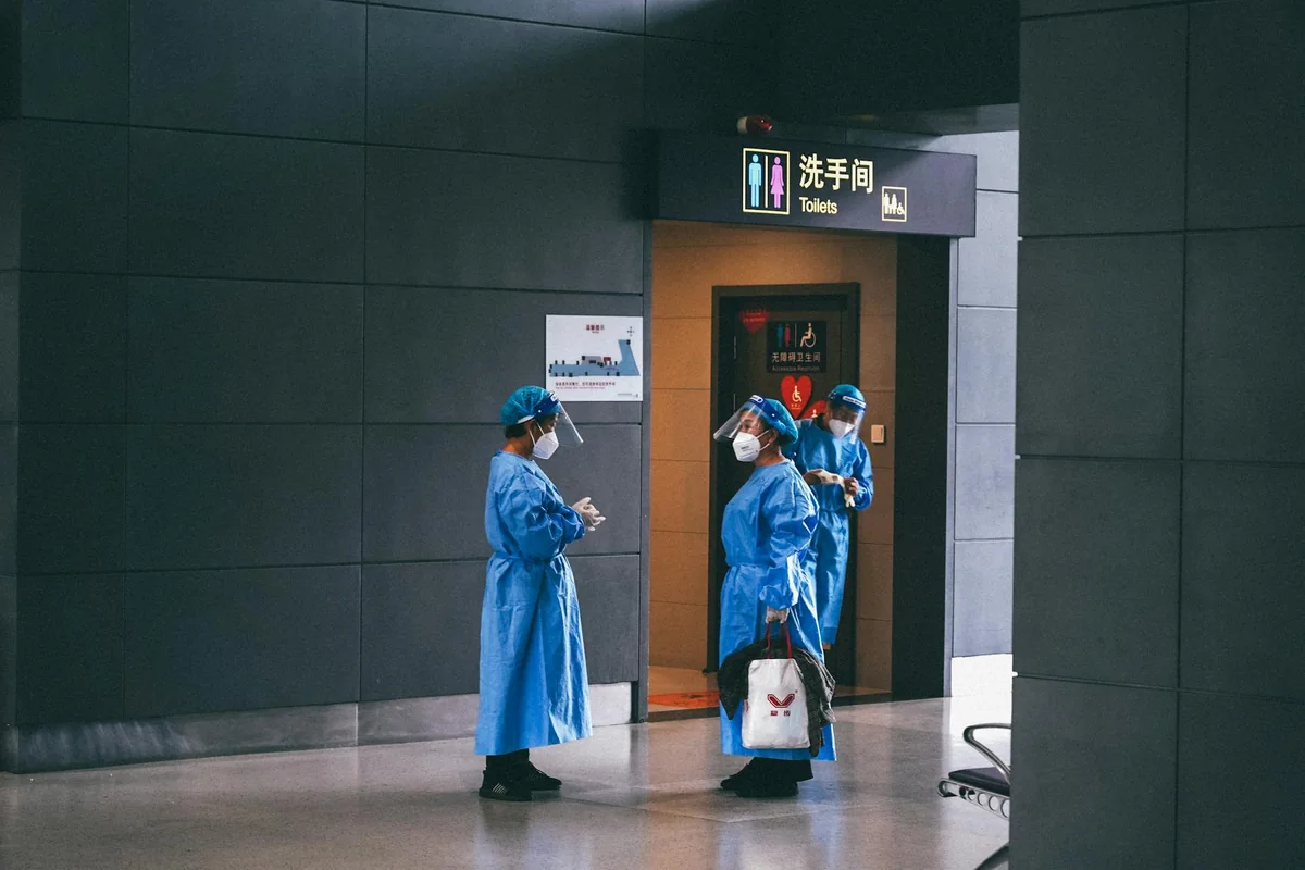 待整理到货批次按类别分放，对应需求材料分类准备的场景